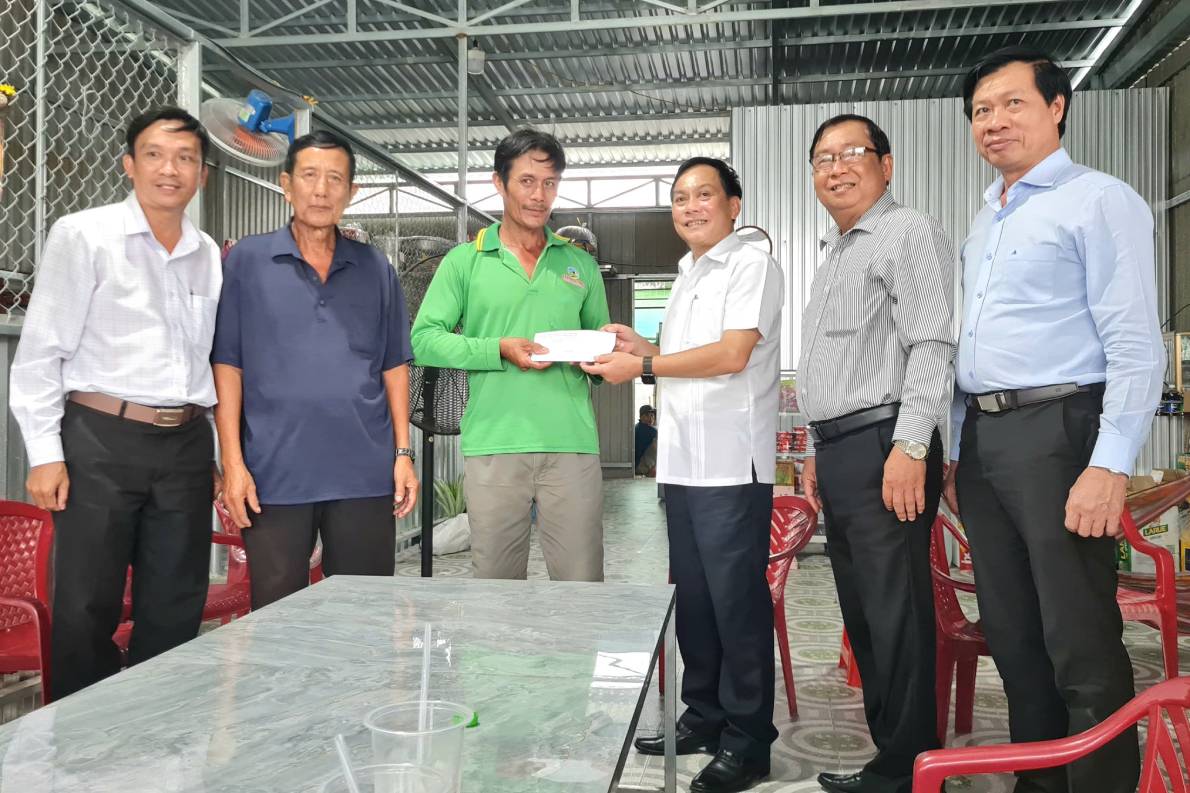 Pho Chu tich UBND TP Can Tho Nguyen Ngoc He trao ho tro cho anh Nguyen Hoang Dung. Anh: Ta Quang