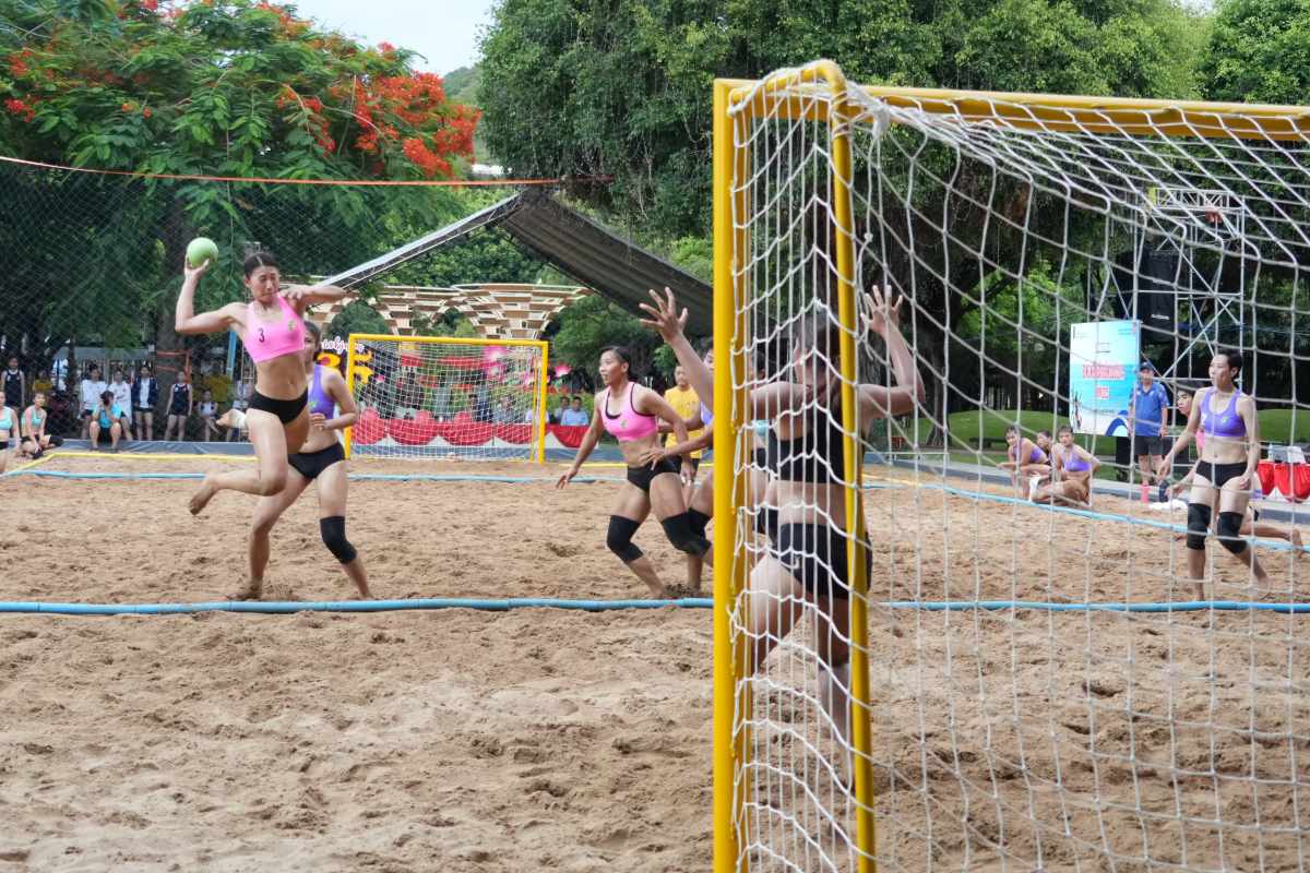 The women's beach throw match took place in Vung Tau. Photo: Thanh An