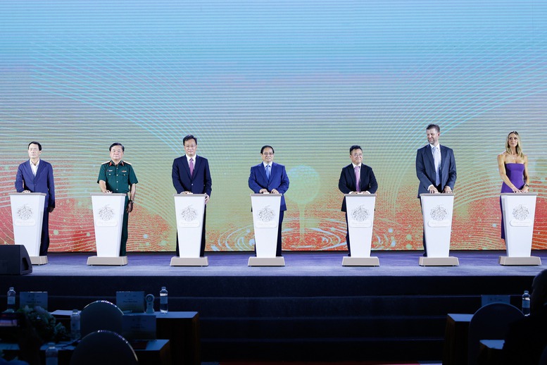 Thủ tướng và các đại biểu thực hiện nghi thức khởi công Dự án khu phức hợp đô thị, du lịch sinh thái và sân golf Khoái Châu. Ảnh: VGP/Nhật Bắc  