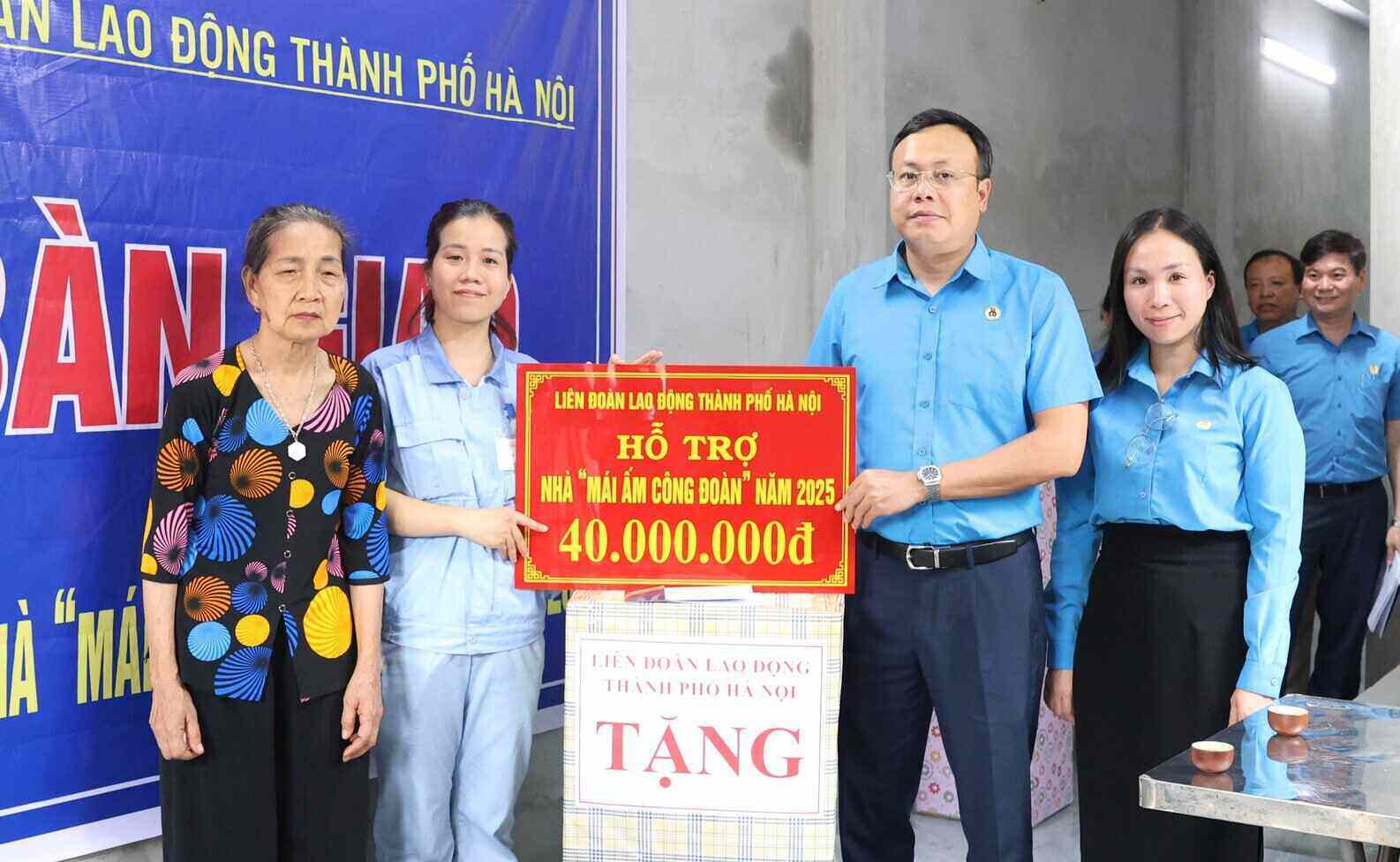 Mr. Pham Quang Thanh - Chairman of the Hanoi City Labor Federation presented financial support for the Trade Union Shelter to union member Nguyen Thi Thanh. Photo: Manh Quan
