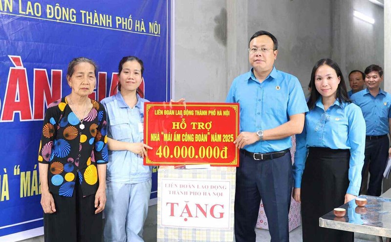 Mr. Pham Quang Thanh - Chairman of the Hanoi City Labor Federation presented financial support for the Trade Union Shelter to union member Nguyen Thi Thanh. Photo: Manh Quan