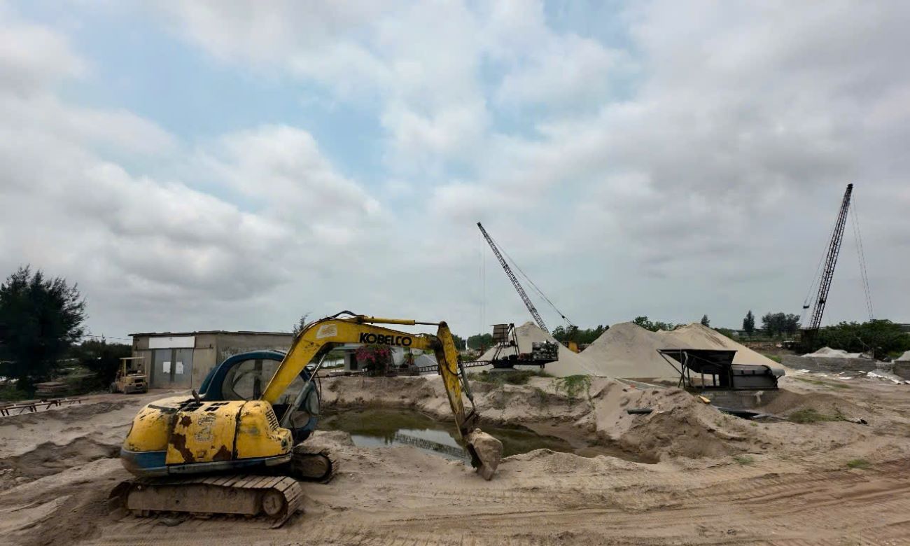 Cận cảnh VLXD, máy móc phía trong bến bãi. Ảnh: Nam Hồng