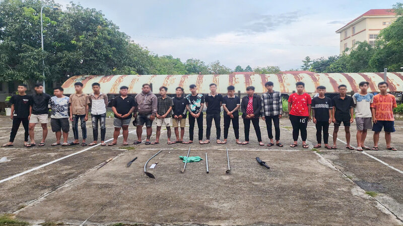 La policia investigo a 19 sujetos que cometieron actos de perturbacion de orden publico y destruyendo propiedades. Ingles: Policia proporcionada.