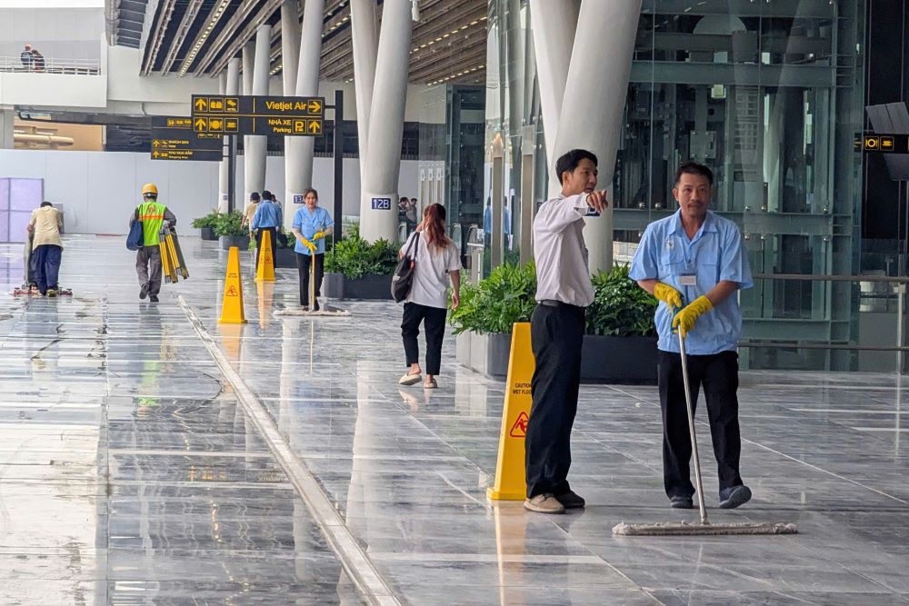Cac cong nhan dang lau don Nha ga T3. Ảnh: Anh Tu