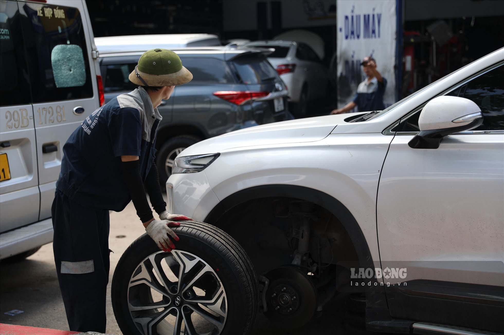 En muchos modelos de hoy, los neumaticos de repuesto suelen ser mas pequeños que 4 neumaticos principales. Foto: Phuong An