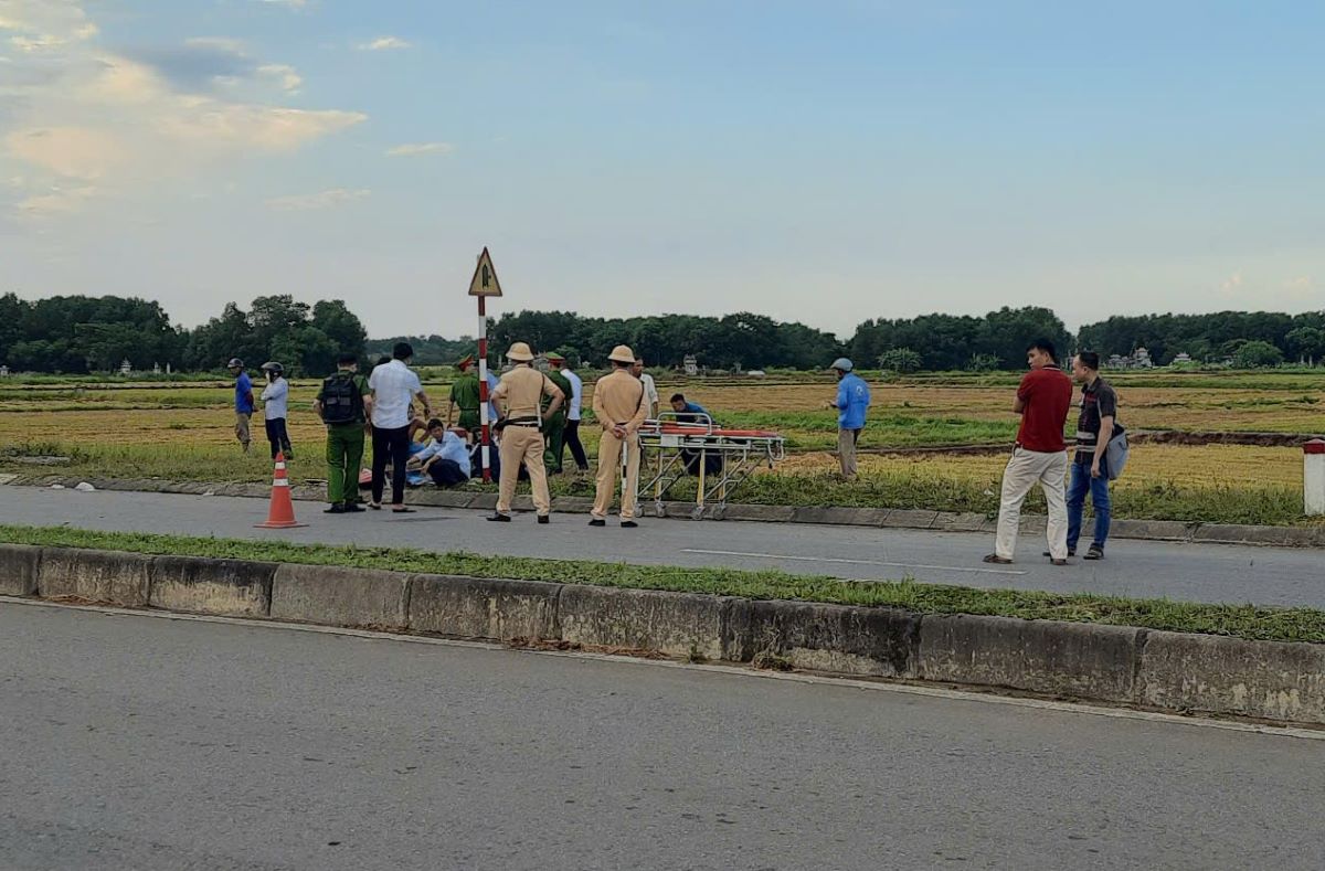 The Traffic Police of Quang Tri Province were present at the scene of the traffic accident. Photo: Han Nguyen