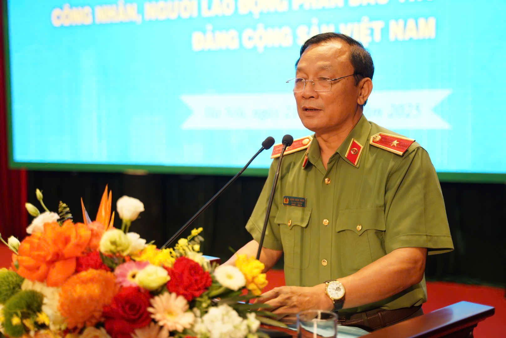 El mayor general Dang Ngoc Bach, subdirector del Departamento de Asuntos Politicos (Ministerio de Seguridad Publica) elogio, reconocio los resultados de participar en la construccion del partido, construyendo fuerzas de la Union de la Policia Popular. Foto: Quynh Chi