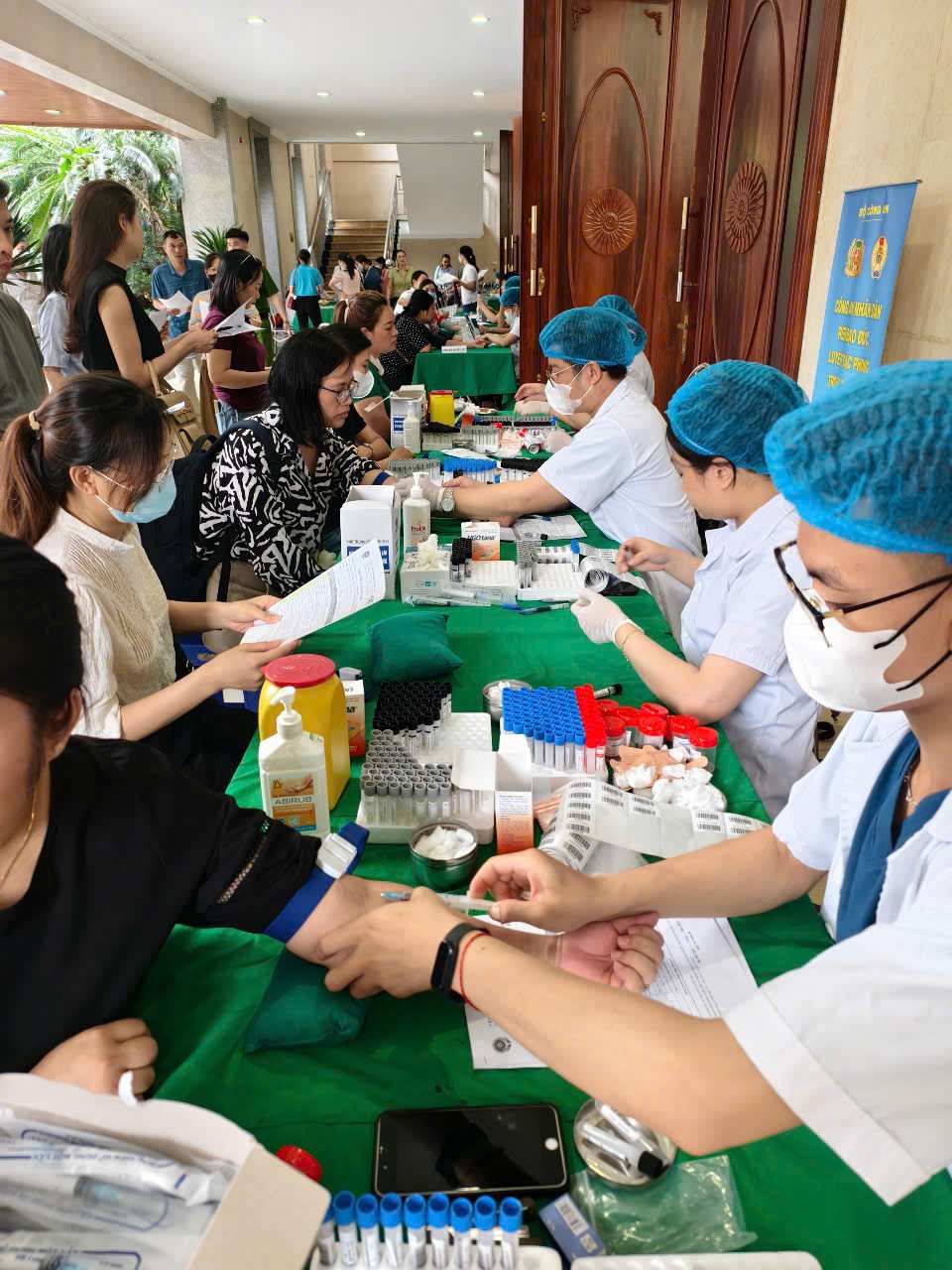 Công đoàn Công an nhân dân tổ chức khám bệnh cho đoàn viên, lao động bên lề Diễn đàn. Ảnh: Quỳnh Chi