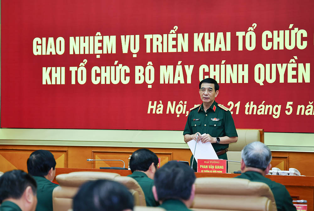 Presidiendo la tarde del 21 de mayo, el general Phan Van Giang enfatizo la implementacion del proyecto de la Comision Militar Central para continuar organizando la organizacion militar local "pura, compacta, fuerte". Foto: Ministerio de Defensa