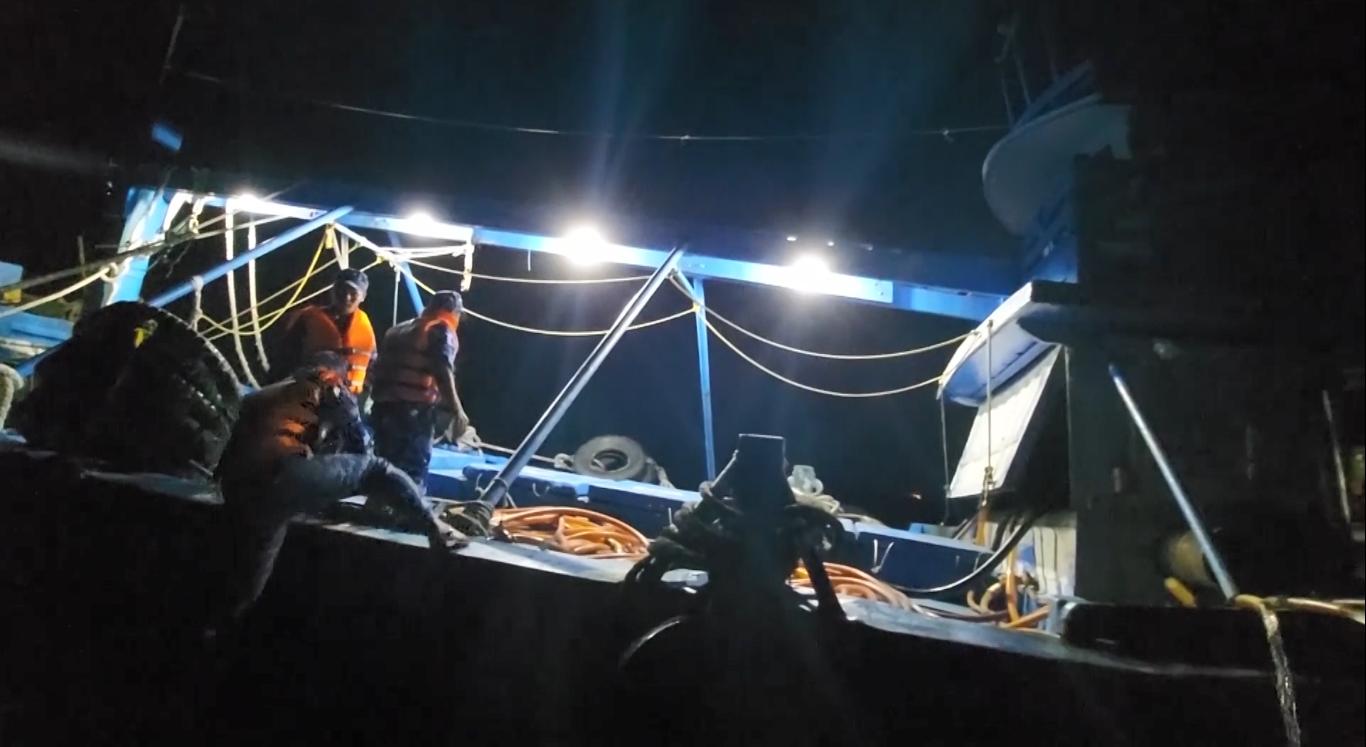 La Guardia Costera 4 verifica los buques de pesca para detectar 60,000 litros de petroleo debido a ilegal.