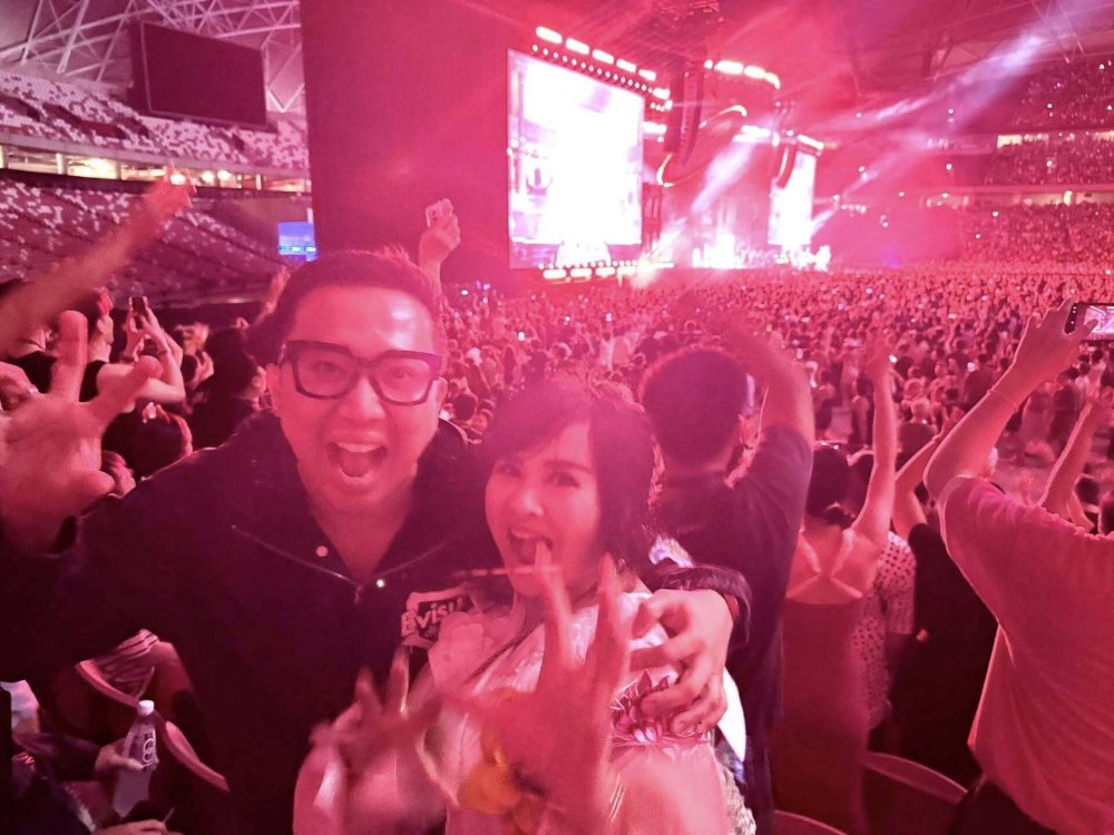 Tran Thanh va NSND Thanh Lam chup anh tai concert cua Lady Gaga. Anh: Nhan vat cung cap