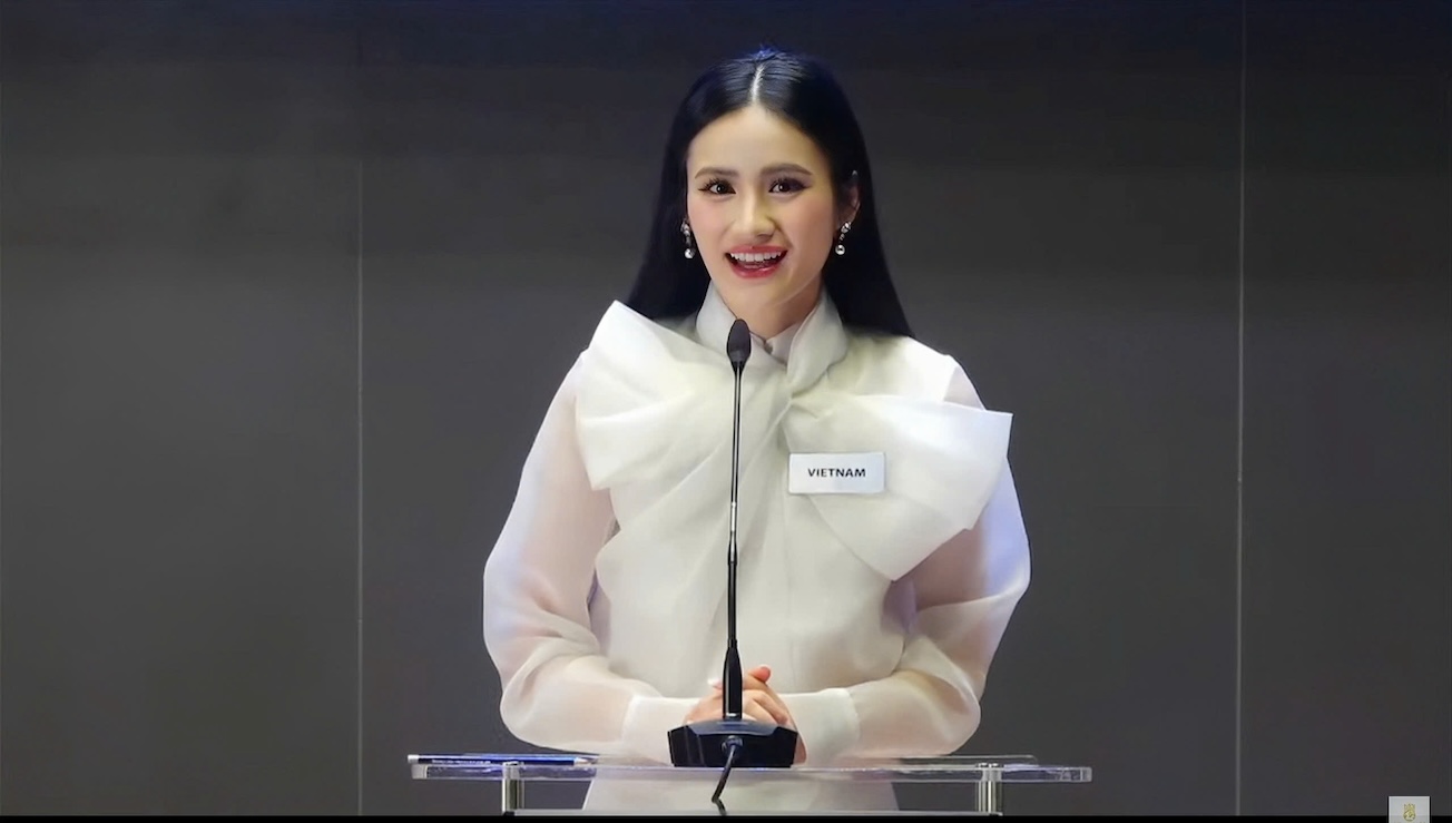 Hoa hau Y Nhi the hien kha nang noi tieng Anh luu loat. Anh: Miss World