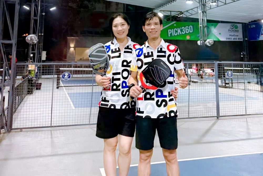The couple of former volleyball player Pham Thi Yen plays pickleball. Photo: Character provided