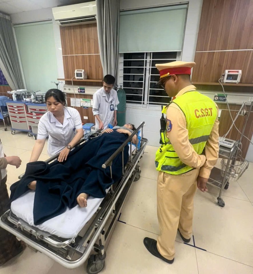 El grupo de trabajo de la estacion de policia de trafico de Dien Chau tomo a la Sra. N.T.L. Ir al hospital de emergencia. Foto: NGOC ANH