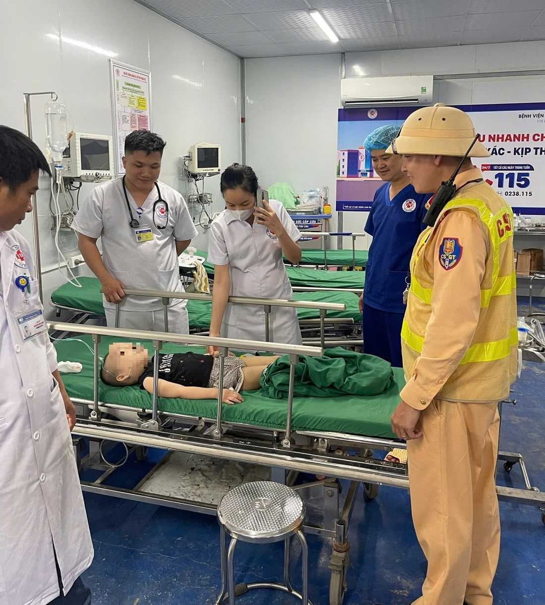 Chau T.G.B. duoc To CSGT dia ban thanh pho Vinh dua di cap cuu kip thoi. Anh: Ngoc Anh