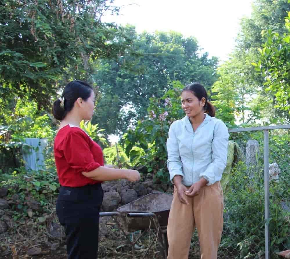 Can bo xa huong dan nguoi dan san xuat theo chuoi gia tri, lien ket tieu thu san pham. Anh: Bao Lam