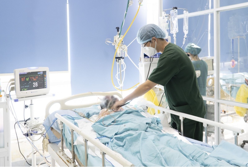 Mot cong nhan bi bong nang, nguy kich sau vu no o Cong ty SGI Vina, da duoc chuyen vien ra Da Nang dieu tri chuyen sau. Anh: Truong An