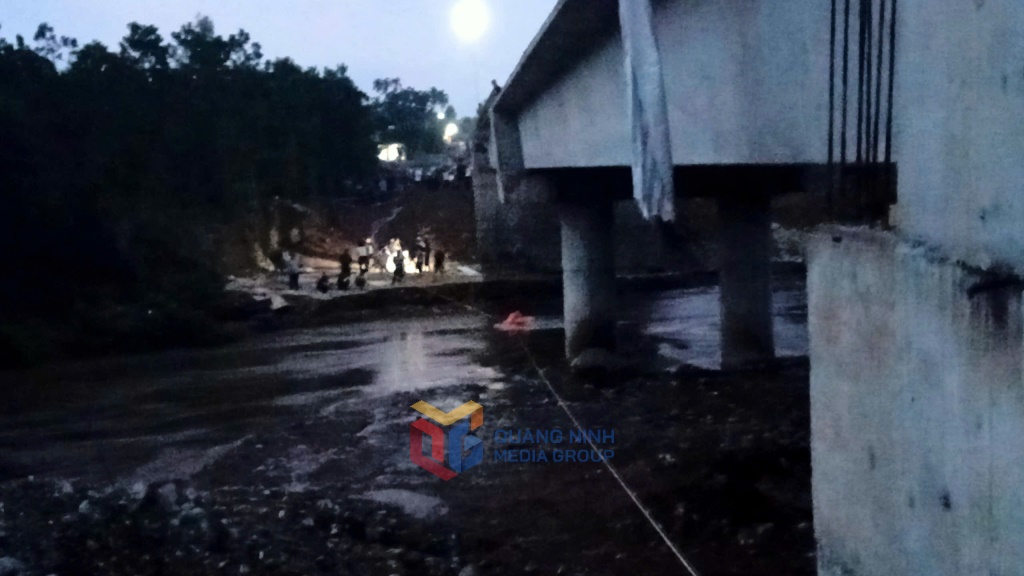 Las fuerzas funcionales se apresuran a buscar dos victimas de inundaciones. Foto: Quang Ninh Centro de comunicacion provincial