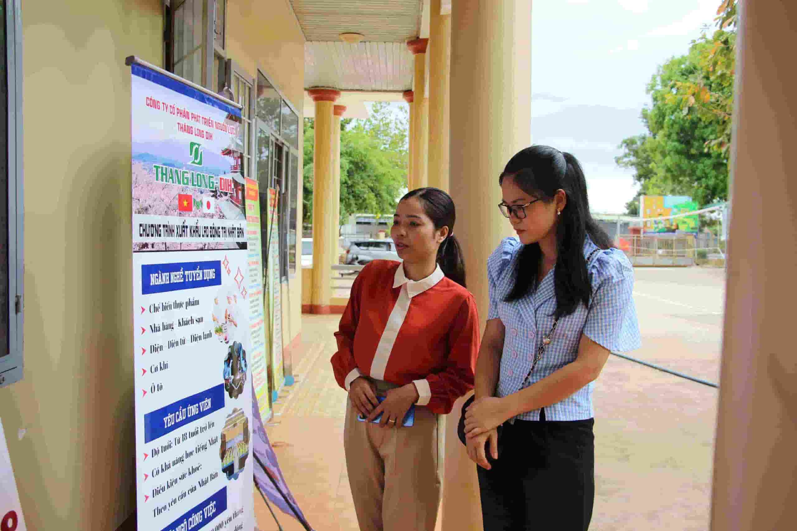 Người lao động đến trụ sở UBND xã đọc các thông tin tuyển dụng lao động phổ thông. Ảnh: Bảo Lâm 