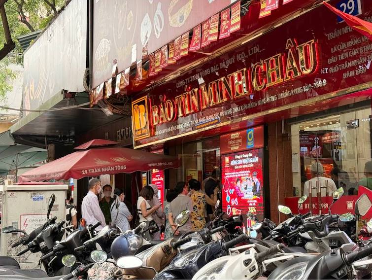 Sang 21.5, nhieu nguoi den cua hang vang bac da quy tai Ha Noi de mua vang nhan. Anh: Le Ha