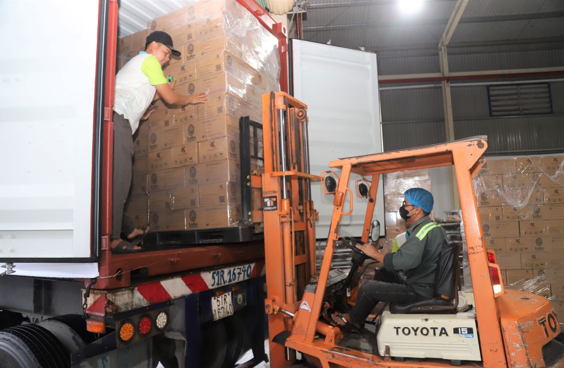 Los productos de te de Cascara se publican en contenedores para la exportacion. Foto: Lam Hong