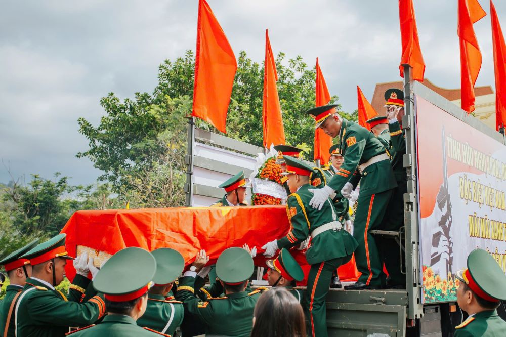 Los restos de los martires fueron encontrados en Laos, traidos de vuelta al Cementerio Nacional de Martires de la Carretera 9 para sintonizar y enterrar. Foto: Colgada