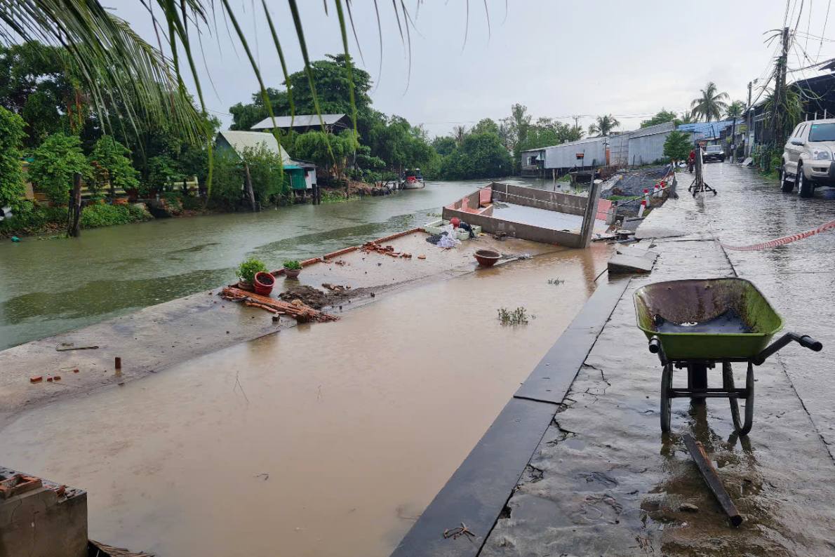 Tai Can Tho, trong thang 5.2025 (tinh den ngay 20.5), sat lo lam cho 5 can nha bi sup xuong song hoan toan, anh huong 2 tuyen lo giao thong. Anh: Ta Quang