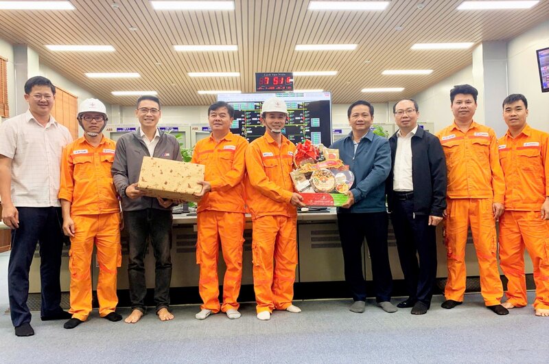 Dar regalos para alentar ofertas y miembros sindicales, trabajadores en circunstancias dificiles en el mes de los trabajadores en 2025. Foto: Khanh Phuc