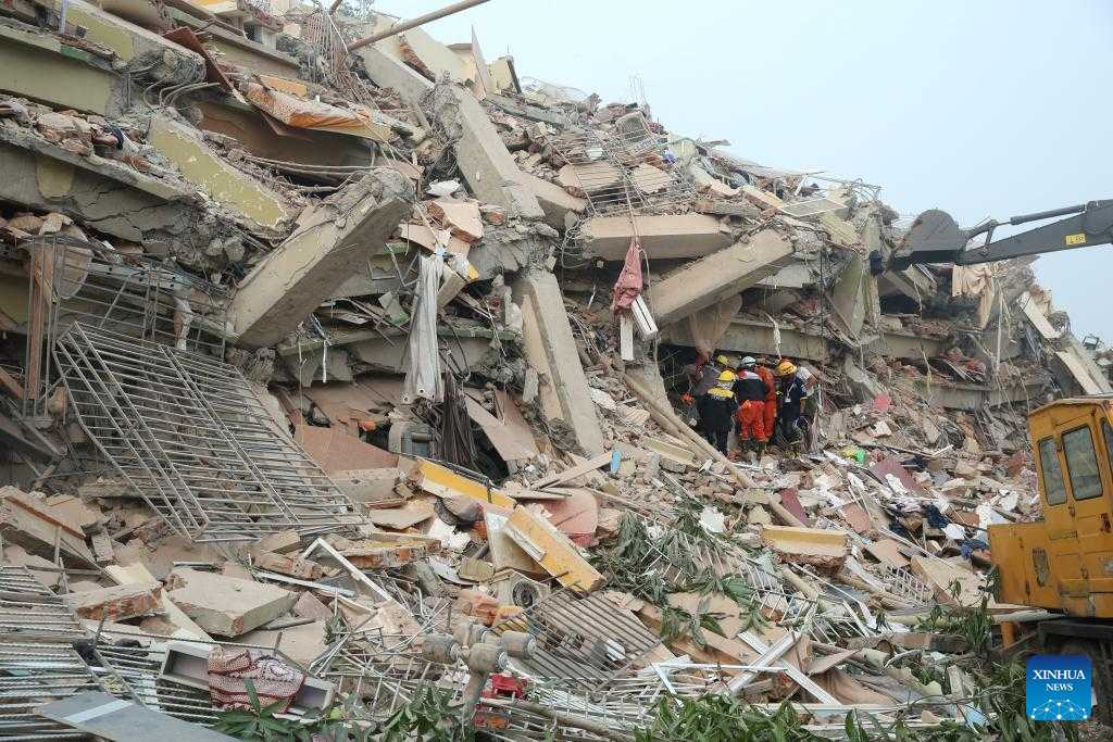 Cuu ho sau tran dong dat o Mandalay, Myanmar, ngay 30.3.2025. Tong cong co 1.644 nguoi thiet mang, 3.408 nguoi bi thuong va 139 nguoi mat tich. Anh: Xinhua