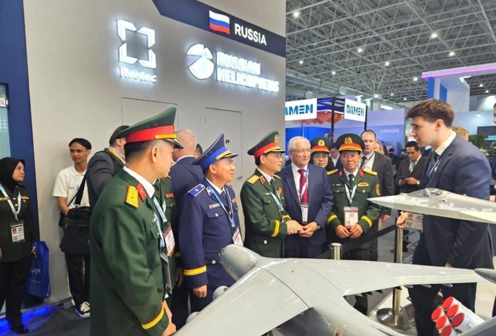 El teniente general Pham Truong Son (tercero desde la izquierda), jefe de la delegacion del Ministerio de Defensa de Vietnam, asistio a Lima 2025 para presentar el modelo de helicoptero ruso en la exposicion. Foto: VNA