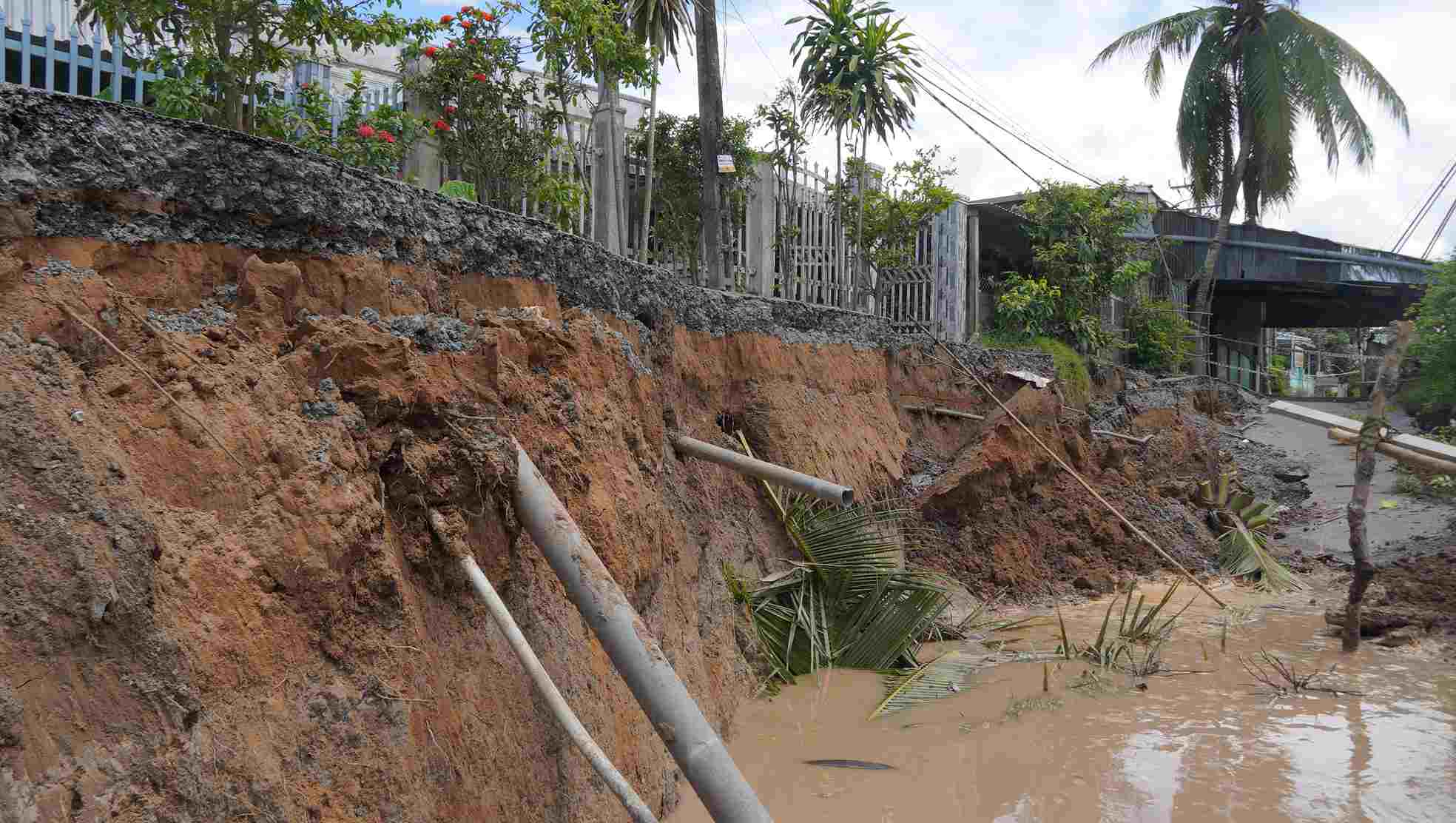 El deslizamiento de tierra en el distrito O Mon tiene una longitud de aproximadamente 46 my 4 m de ancho. Foto: Ta Quang