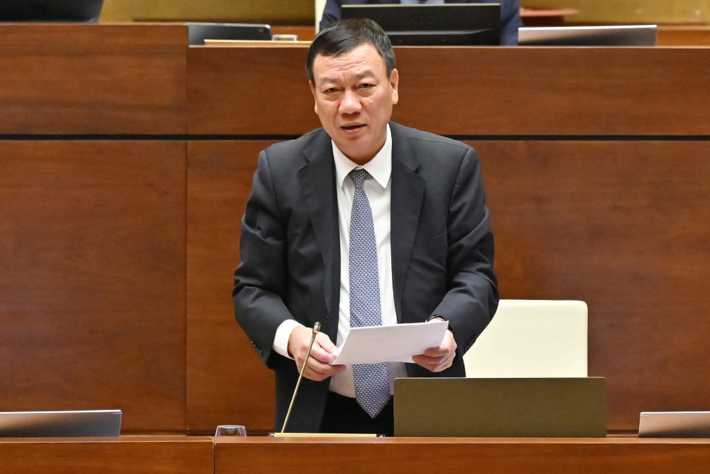 Government Inspector General Doan Hong Phong explained and clarified a number of issues raised by National Assembly deputies. Photo: Pham Dong