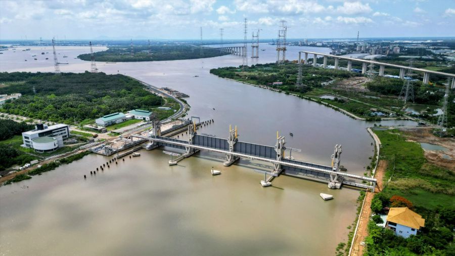 El proyecto de construccion de un gran control de mareas es resuelto por el area de las mareas en la ciudad de Ho Chi Minh. Foto: Huu Chanh