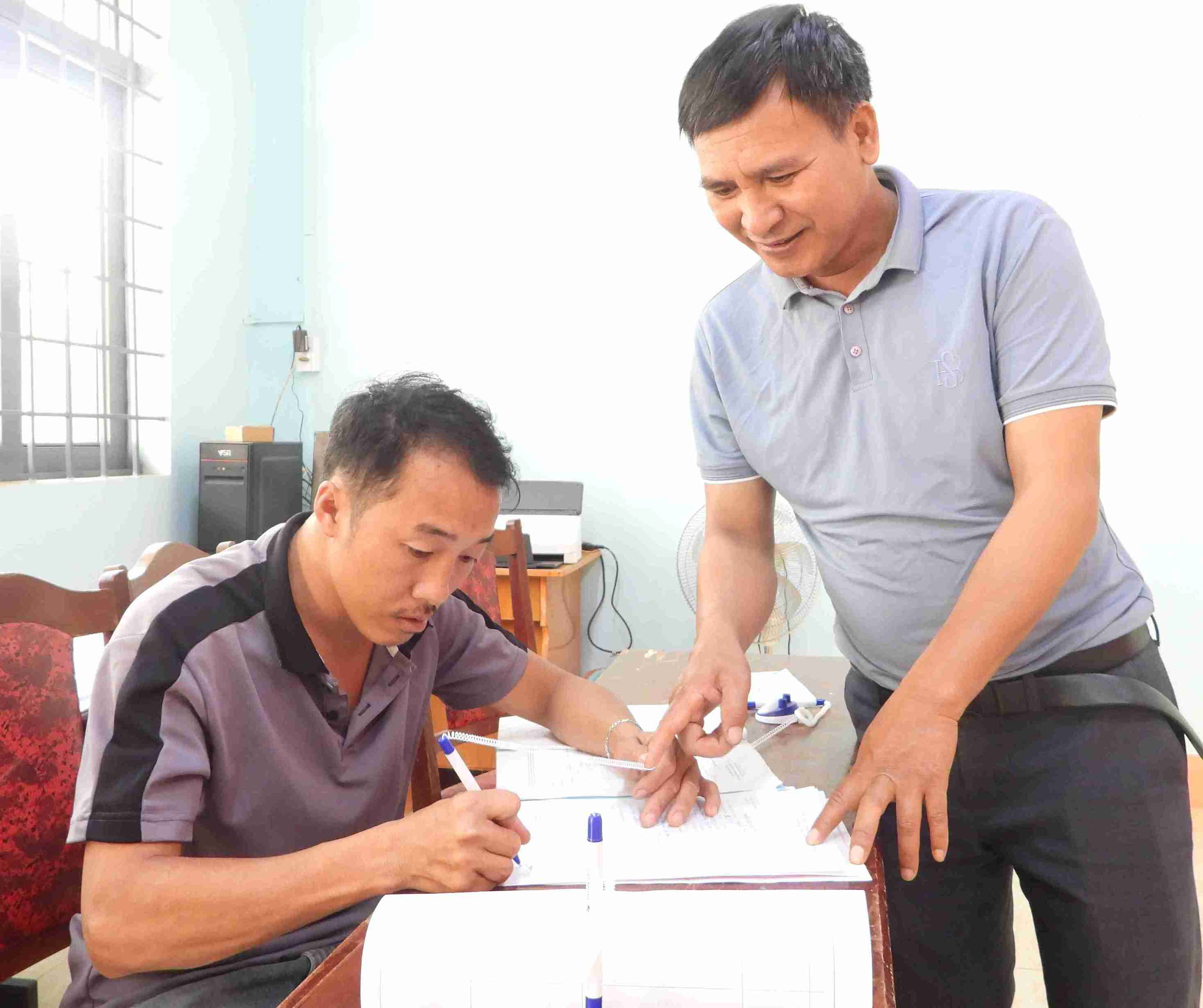 Nguoi dan xa Ea Ho duoc can bo ho tro ve thu tuc hanh chinh, tiet kiem thoi gian de lao dong san xuat. Anh: Bao Trung