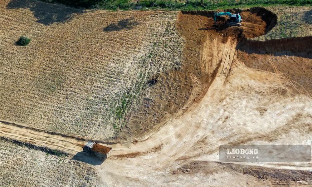 Việc san lấp này diễn ra nhiều ngày liên tục. Ảnh: Công Sáng