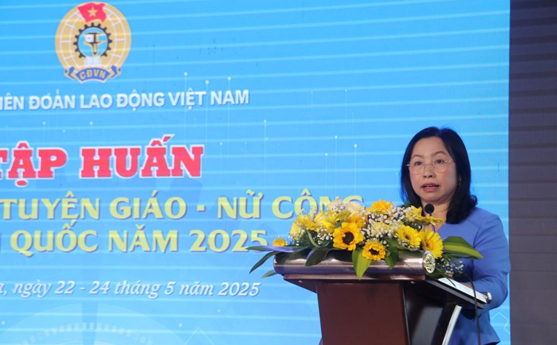 Ms. Thai Thu Xuong - Permanent Vice President of the Vietnam General Confederation of Labor - emphasized the role of trade unions in communication at the present time. Photo: Phuong Linh