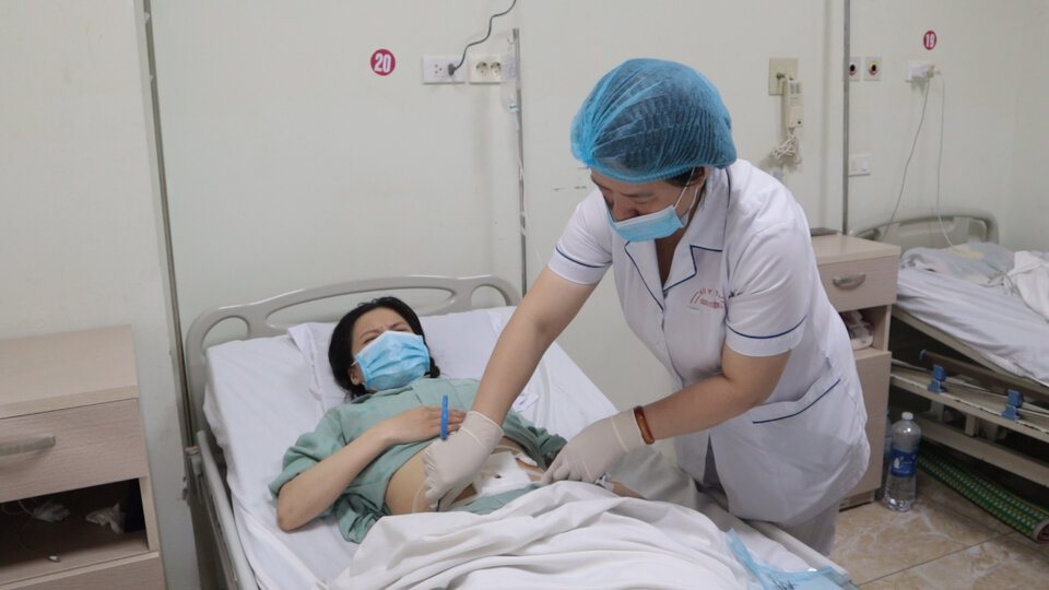 Arbitrarily using painkillers, female patient nearly died from excess peritoneal arthritis