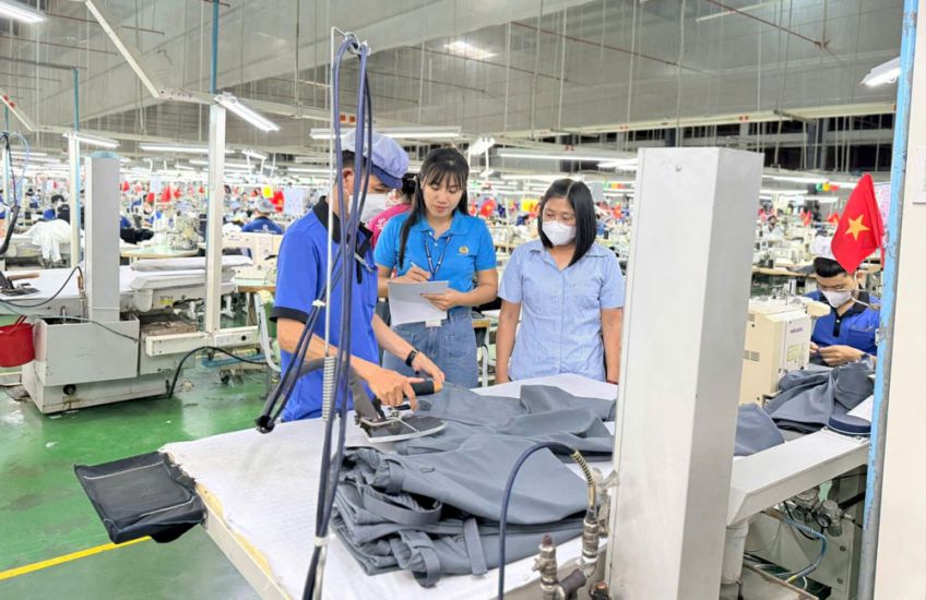 El Comite de Seguridad e Higiene del Trabajo despliega tareas e inspecciona la seguridad de las maquinas de costura y los procesos de trabajo. Foto: Van Hijo