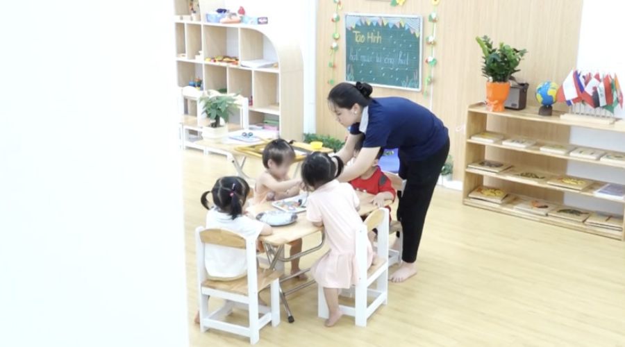 Los maestros de preescolar enfrentan mucha presion. Foto: Dinh Thien