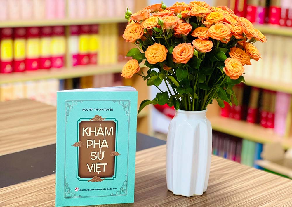 El libro "Descubriendo la historia vietnamita" acaba de ser publicado, lo que sugiere un nuevo camino en el enfoque historico nacional. Foto: AI Van