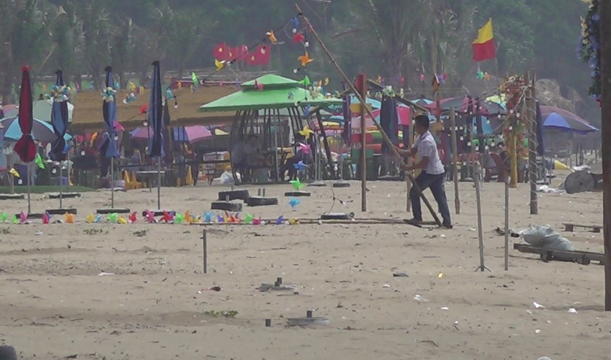 La gente desmantelaba los articulos y las carpas violadas en la playa en Hoang Truong Commune, distrito de Hoang Hoa, provincia de Thanh Hoa. Foto: Quach du