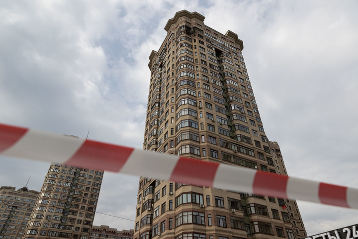 Un edificio en Moscu (Rusia) fue dañado despues de los ataques aereos de UAV ucranianos el 11 de marzo de 2025. Foto: Xinhua