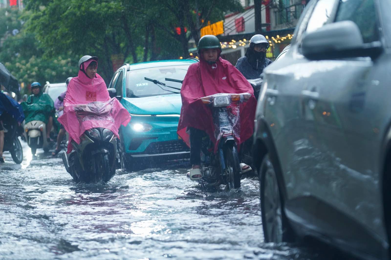 La fuerte lluvia en la tarde del 21 de mayo hizo que Phu mi calle (distrito nam tu liem) se inundara. Foto: Huu Chanh