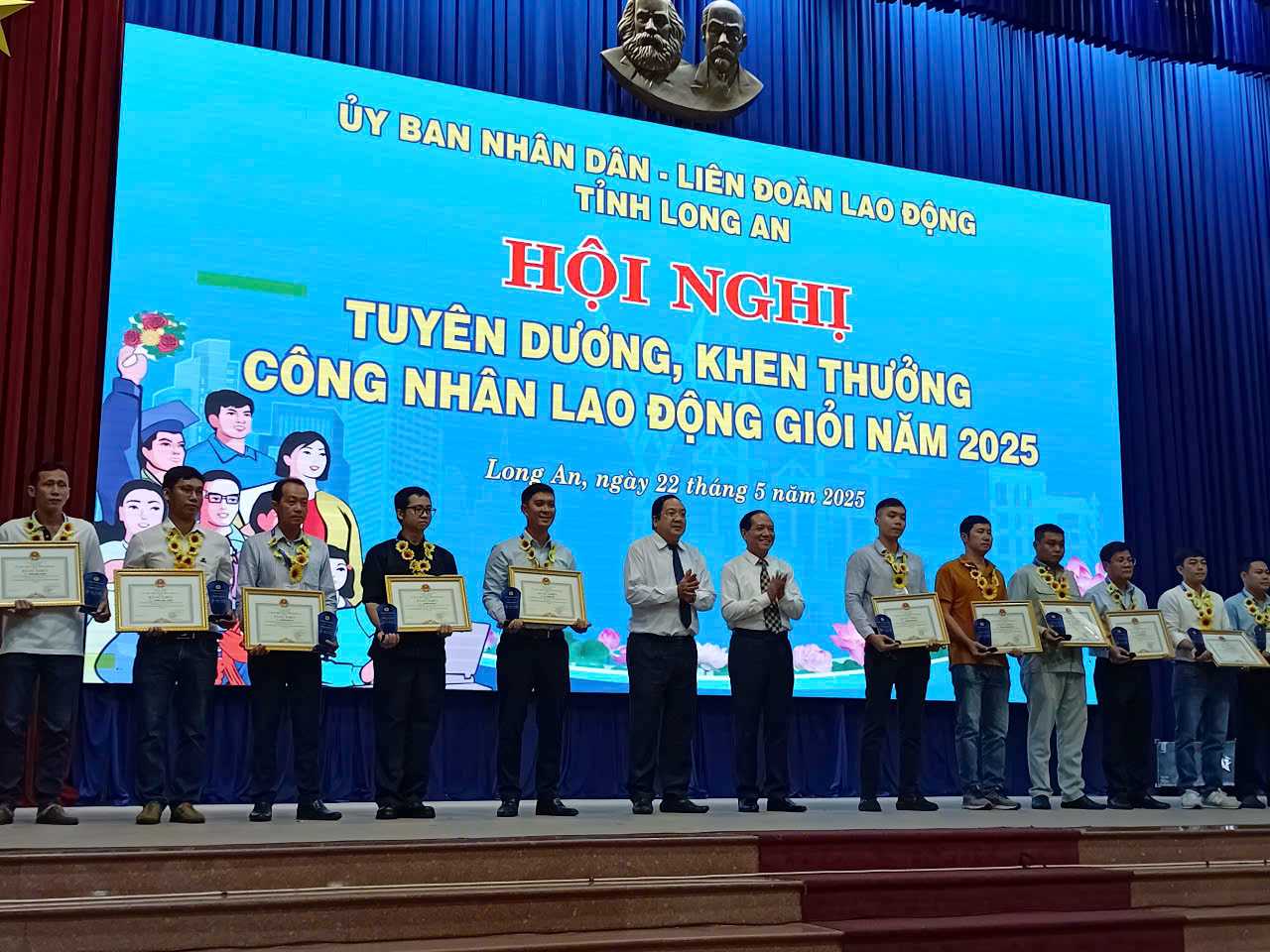 Vinh danh CNLĐ giỏi, Ảnh: Kỳ Quan