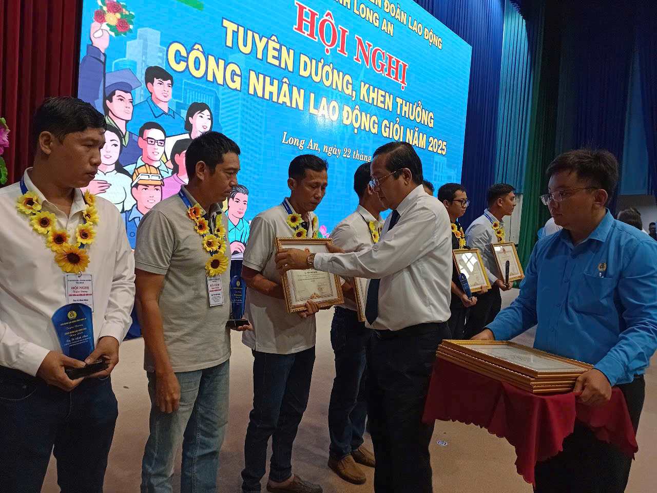 Vicepresidente del Comite Popular Provincial de Long, el Sr. Nguyen Minh Lam otorgo recompensas a los trabajadores. Foto: maravillas