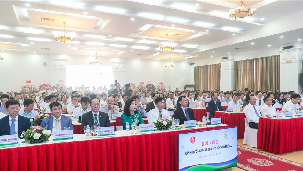 Los delegados que asisten a la conferencia deciden la direccion intensiva de desarrollo medico en la ciudad de Vinh. Anh: uc anh