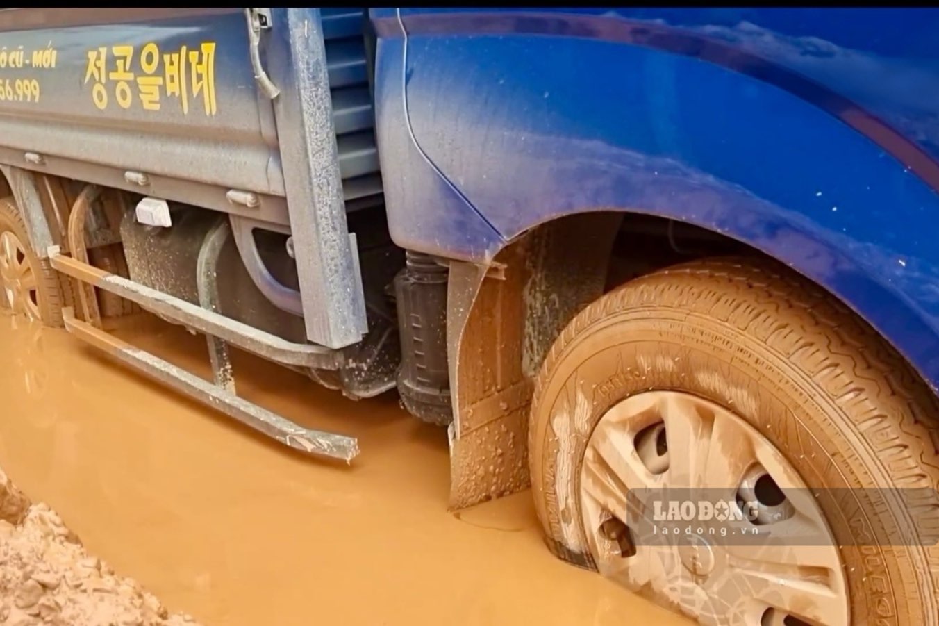 Mặt đường ngày trước nham nhở, chi chít ổ voi, ổ gà. Ảnh: Nguyễn Hoàn.