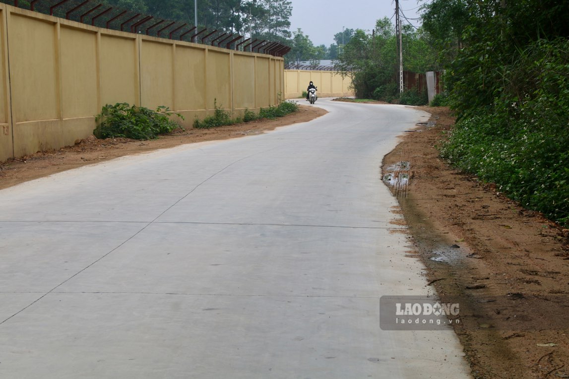 Hiện tuyến đường cải tạo, sửa chữa, mặt đường được đổ bê tông, khang trang hơn. Ảnh: Nguyễn Hoàn.