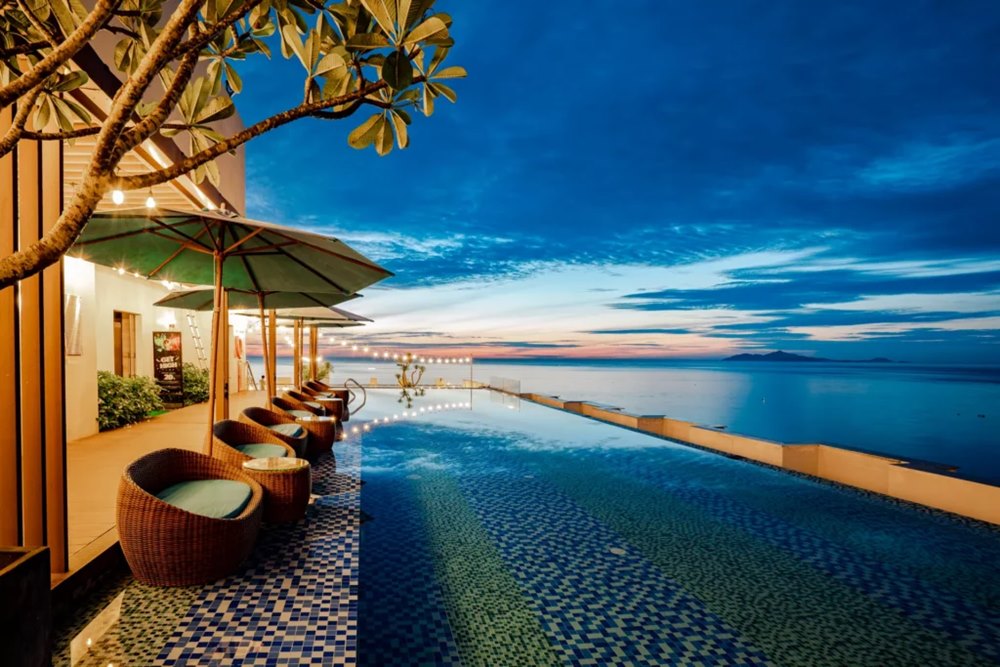 HAIAN Beach Hotel & Spa: This is a modern 4-star hotel, located on Vo Nguyen Giap Street, opposite My Khe Beach. The hotel has 220 luxuriously designed rooms and apartments. The highlight is the infinity pool and Manarola Sky Lounge on the 22nd floor, where guests can enjoy panoramic views of the sea and the city. In addition, the hotel also offers amenities such as a spa, gym, restaurant, bar and free airport shuttle service. Photo: