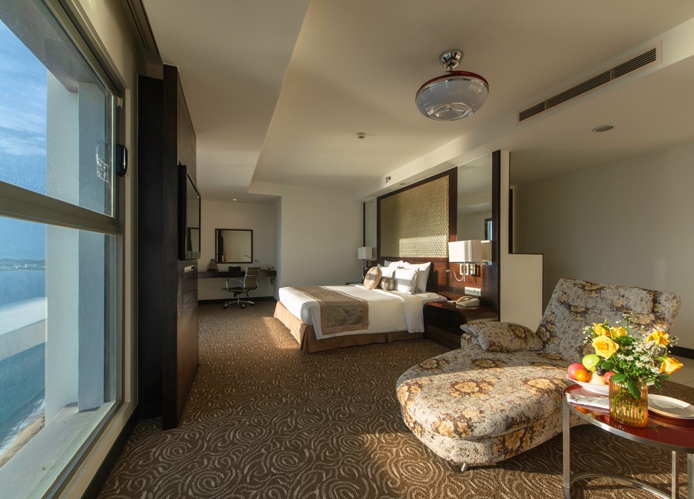 Havana Nha Trang Hotel: Topping the list of the best hotels in Vietnam 2025 voted by Tripadvisor, this 5-star hotel is located on Tran Phu Street, opposite the beach and just a 5-minute walk from 2/4 Square. The hotel has more than 100 modern rooms with sea views, along with many amenities such as an outdoor swimming pool, spa, gym and 360-degree Sky Lounge on the 41st floor. Rooms here cost 1.4 - 2.7 million VND/night. Photo: Facebook Havana Nha Trang Hotel